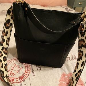BLACK BUCKET TOTE